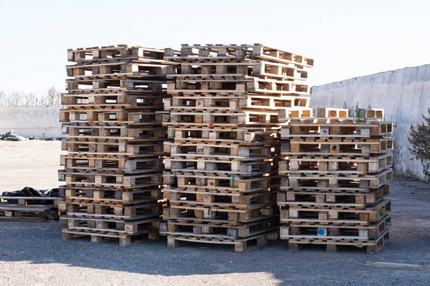 Pallet - container di legno, terreni di raccolta, stoccaggio, trasbordo e trasporto di merci. - Foto, immagini