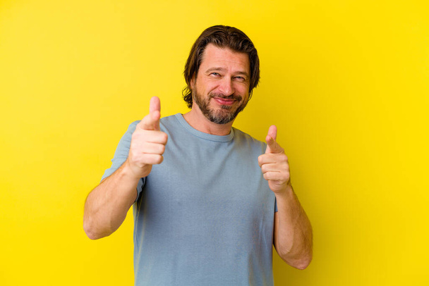 Középkorú fehér férfi izolált sárga háttér mutató elöl ujjakkal. - Fotó, kép
