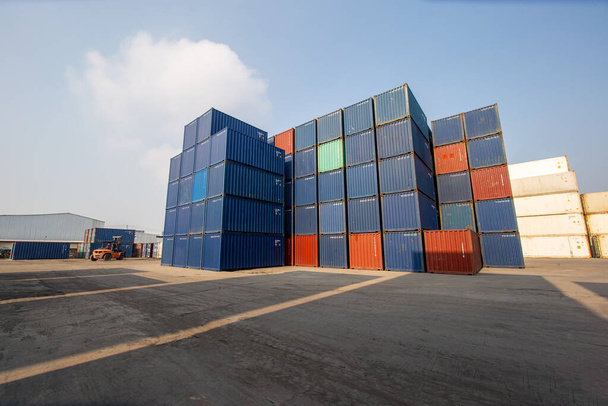 Kontit laatikko Cargo satamassa.Foreman ohjaus Industrial Container Cargo rahtialus teollisuuden. Kuljetus ja logistinen konsepti. - Valokuva, kuva