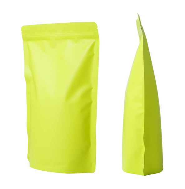 embalagem de saco de zíper folha verde no fundo branco - Foto, Imagem