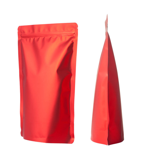 embalaje de la bolsa de cremallera de lámina roja sobre fondo blanco - Foto, imagen