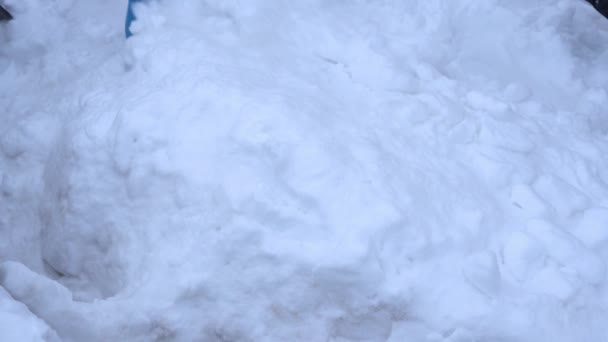 Αρχή της φτυάρισμα ένα μεγάλο σωρό από χιόνι το χειμώνα - Πλάνα, βίντεο