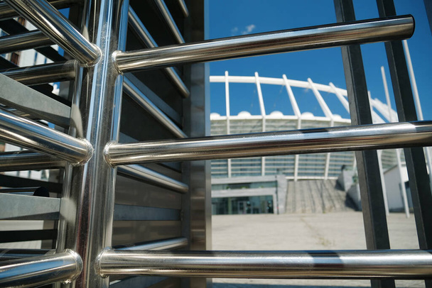 Турнстіль біля входу в Олімпійський національний спортивний комплекс, також відомий як Олімпійський стадіон у Києві, столиці України. - Фото, зображення