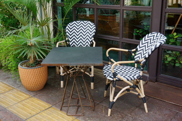 Τραπέζι και καρέκλες μπροστά από μια καφετέρια κοντά σε ένα ναό στο βόρειο τμήμα της Ταϊλάνδης. - Φωτογραφία, εικόνα