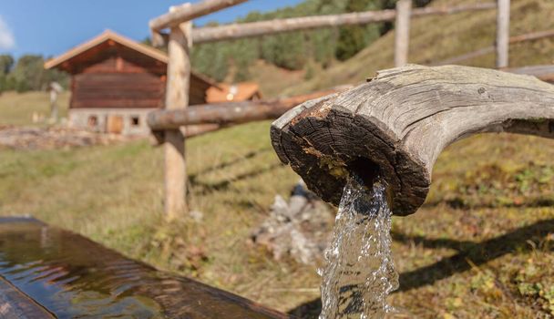 fuente de agua potable en el entorno alpino - Foto, imagen