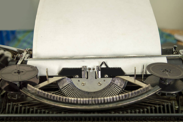 una máquina de escribir es una máquina mecánica o electromecánica para escribir caracteres similares a los producidos por el tipo móvil de una impresora. Tiene una matriz de teclas y cada una hace que se produzca un carácter único diferente en el papel. - Foto, Imagen