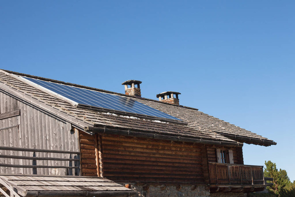 Venkovská scéna z útočiště s fotovoltaickými panely - Fotografie, Obrázek