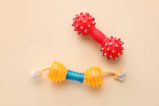 Gumové hračky pro domácí mazlíčky na barevném pozadí - Fotografie, Obrázek