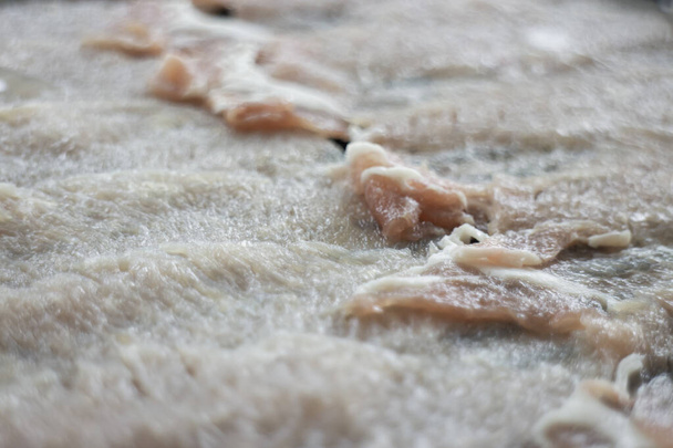 Frescura cerdo deslizado en plato blanco para la parrilla o hervir, foto de stock - Foto, Imagen