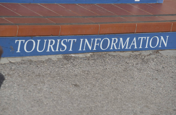Turistické informační znamení na budově, na modrém pozadí - Fotografie, Obrázek