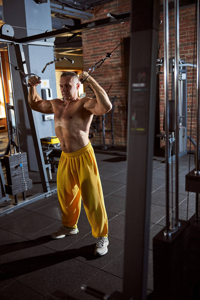 Ισχυρός άνθρωπος shirtless ολοκλήρωση σύνολο των σωματικών ασκήσεων - Φωτογραφία, εικόνα