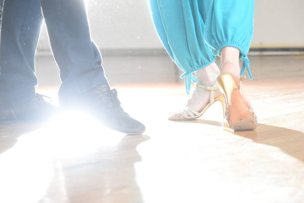 um casal de tango dançando tango em uma sala de ensaio interior - Foto, Imagem