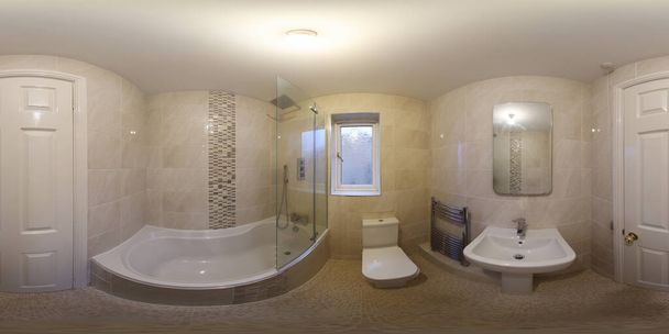Панорамная фотография современного новопостроенного интерьера дома с новой современной ванной комнатой с ванной, туалетом, раковиной и квадратным душем. - Фото, изображение