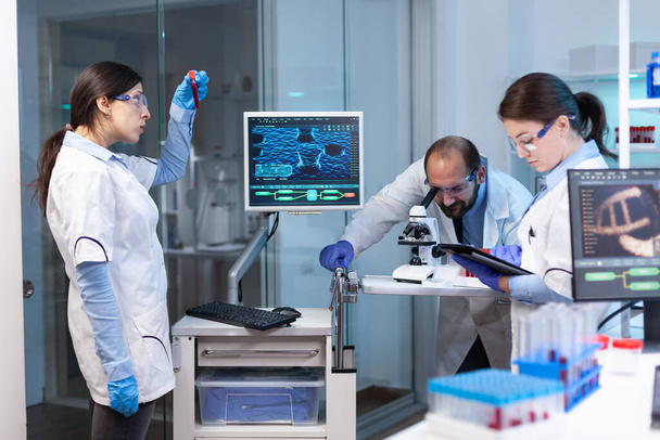 Vědci pracující na monitoru s lékařským vybavením analyzujícím krev, vzorky genetického materiálu - Fotografie, Obrázek