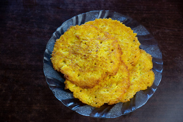 nepali Stil Maisbrot Pfannkuchen Rezept mit Mais, Ingwer Knoblauch und Salz, gemischt und auf Pfanne gekocht. Maisbrotpfannkuchen - Foto, Bild