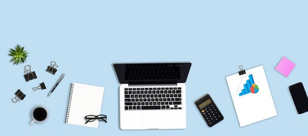 Bureau minimaliste avec ordinateur portable, lunettes, crayons, smartphone et stylo copie espace sur fond couleur. Concept minimal
. - Photo, image