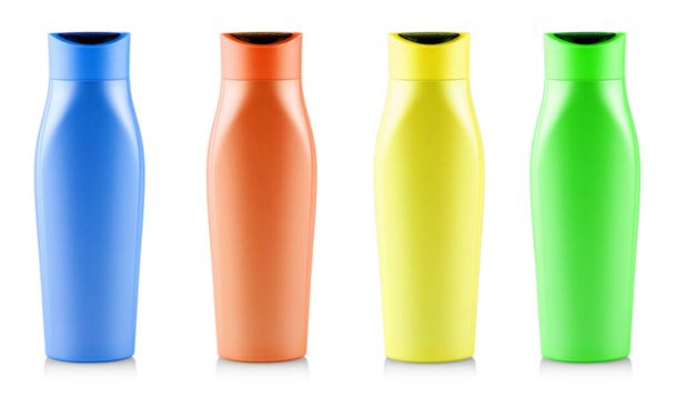 Bottiglie shampoo colorate isolate su sfondo bianco - Foto, immagini
