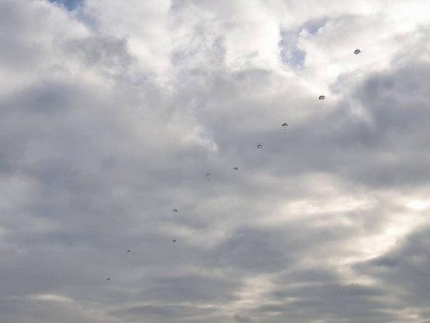 Paracaidismo militar, saltadores de cielo en el cielo en el desierto de bledowska en Polonia  - Foto, Imagen