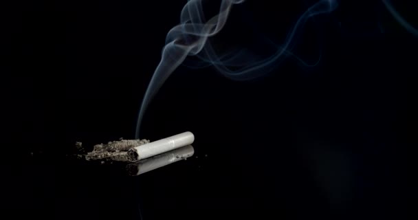 Сигарета с дымом на темном фоне - Кадры, видео