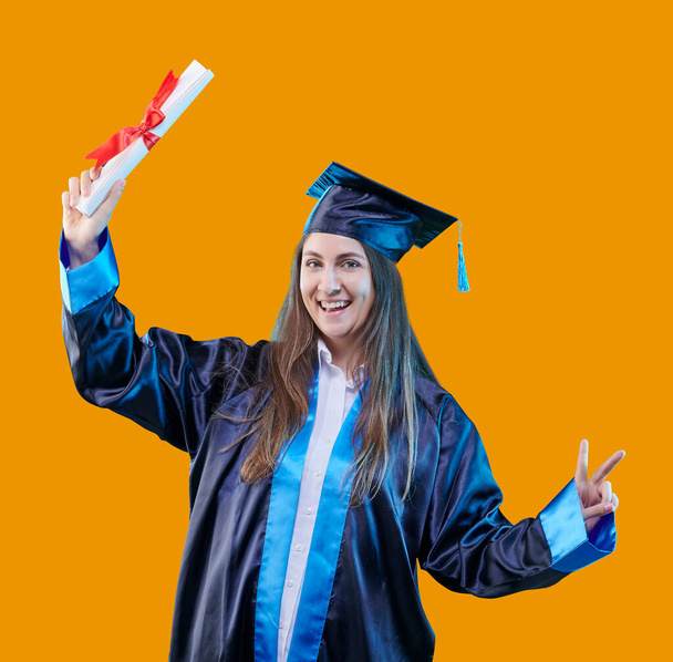 Ragazza laureata con abito cap e certificato, sfondo colorato. - Foto, immagini