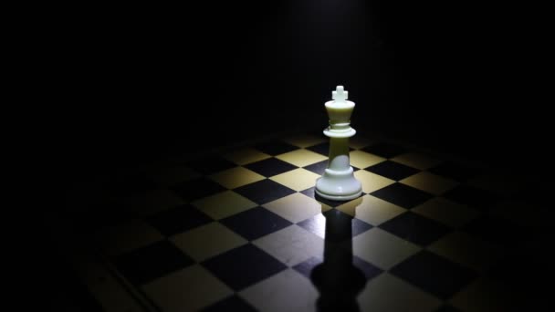 close-up záběry šachové hry na tmavém pozadí - Záběry, video