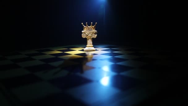 közeli felvétel a sakk játék sötét háttér - Felvétel, videó
