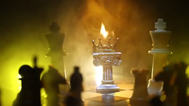 close-up beelden van schaken spel op donkere achtergrond - Video