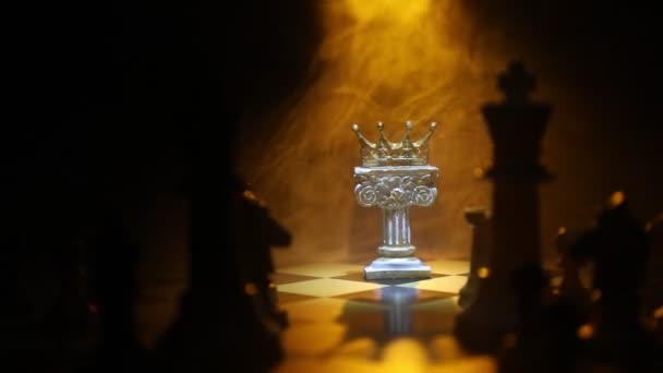 zbliżenie materiał z gry w szachy na ciemnym tle - Materiał filmowy, wideo