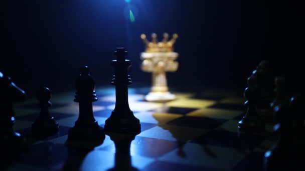 közeli felvétel a sakk játék sötét háttér - Felvétel, videó