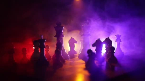 material de primer plano del juego de ajedrez sobre fondo oscuro - Metraje, vídeo