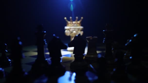 close-up beelden van schaken spel op donkere achtergrond - Video