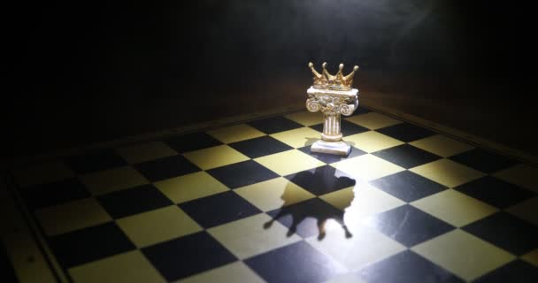 material de primer plano del juego de ajedrez sobre fondo oscuro - Imágenes, Vídeo