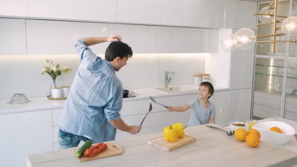 Otec a syn se baví v kuchyni - Záběry, video
