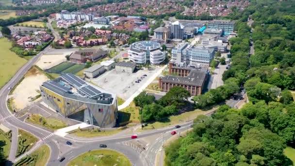 Aerial kuvamateriaalia Bournemouth University, Talbot Campus rakennusten ylhäältä osoittaa Arts University Bournemouth, Student Village, Fusion Building, Medical Centre - Materiaali, video
