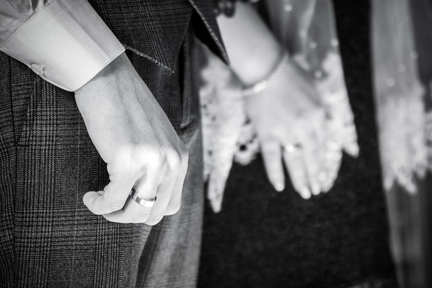 Casamento. Mãos de juventude com anéis. Foco seletivo. Cerimônia de casamento em uma igreja cristã - Foto, Imagem
