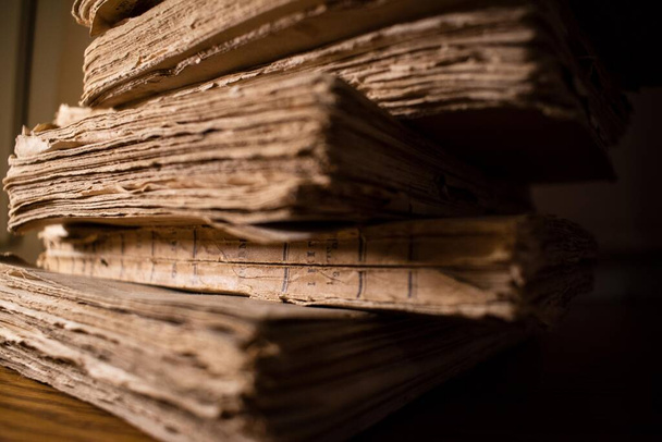 Antyczne strony. Dużo starych książek, tekstura starego papieru. Kontekst papirusu - Zdjęcie, obraz