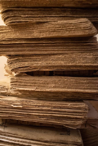 Páginas antiguas. Muchos libros viejos, textura de papel viejo. Papiro fondo - Foto, imagen