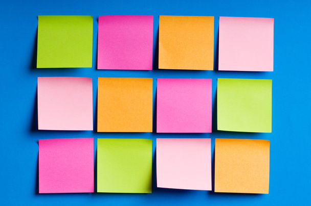 Reminder notes on the bright colorful paper - 写真・画像