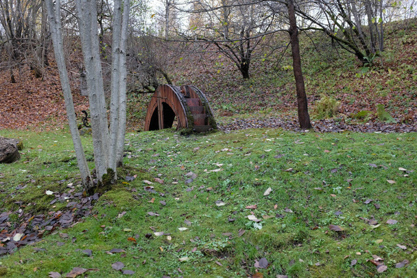 Wasserfälle des Naturparks Ieriku an der alten Wassermühle im Wald. Es ist ein Teil des Gauja Nationalparks, Lettland. - Foto, Bild