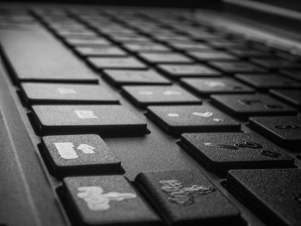 Tastatur weiß / grau / schwarz Laptop. Laptoptastatur. Laptops sind mobil. Schwarze Tastatur auf einem grauen Laptop. Tastatur hautnah mit - Foto, Bild