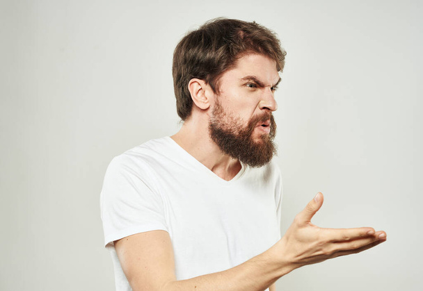 Agressif gestes de l'homme avec ses mains épaisse barbe irritabilité stress - Photo, image