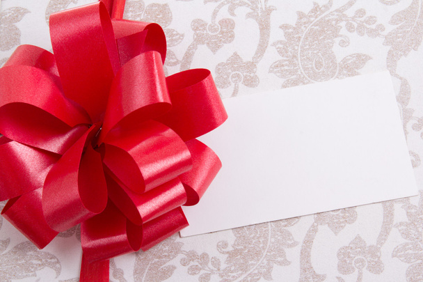 cierre de caja de regalo con gran lazo y tarjeta de felicitación del vacía - Foto, imagen
