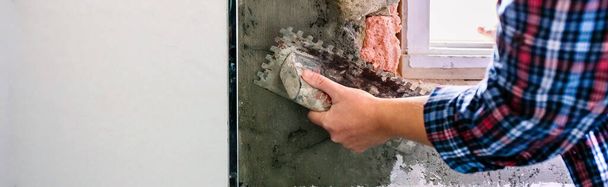 Női téglaszintező cement egy vakolóval - Fotó, kép