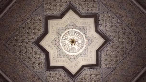 Vista giratoria, mostrando las decoraciones del techo con techo islámico y araña monumental cuelga del centro del techo. - Imágenes, Vídeo