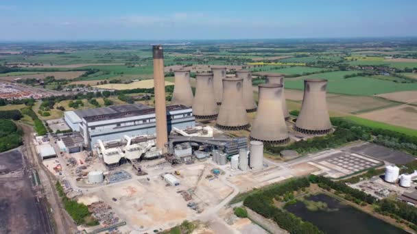 Luchtbeelden van de elektriciteitscentrale Eggborough met de acht koeltorens en schoorstenen langs boerenakkers op een zonnige zomerdag in Goole, West Riding of West Yorkshire - Video