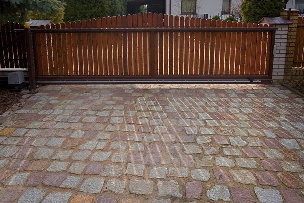 Puerta de tablas de madera y pavimento con tobillo de granito  - Foto, Imagen