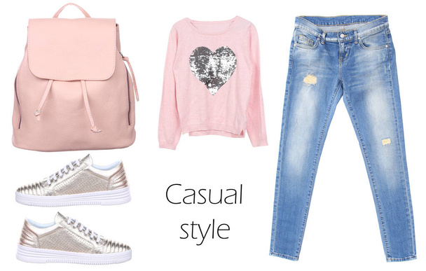 Roupa de mulher casual. Jeans, mochila de couro, tênis de prata, pulôver rosa isolado no fundo branco. Vista superior. Cores pálidas moda conjunto - Foto, Imagem