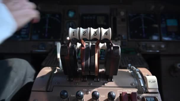 4K main de pilote de ligne poussant vers l'avant sur la manette des gaz 747 jet - Séquence, vidéo