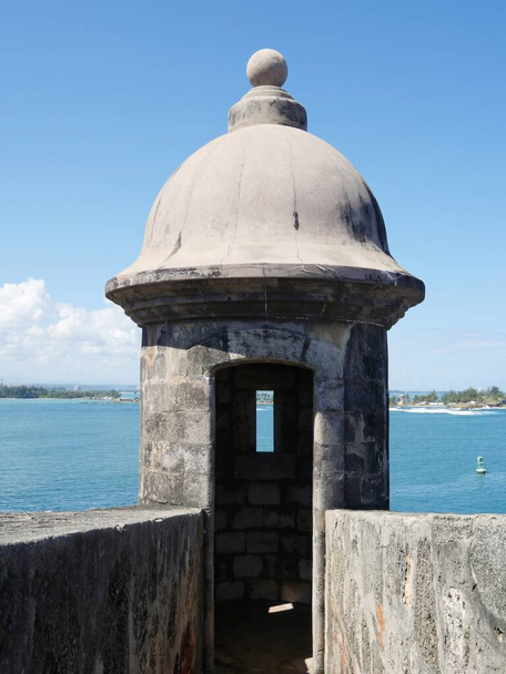 Garitalar, İspanyolların El Morro Kalesi, Eski San Juan, Porto Riko 'da nöbet tuttukları küçük duvarlardır. - Fotoğraf, Görsel