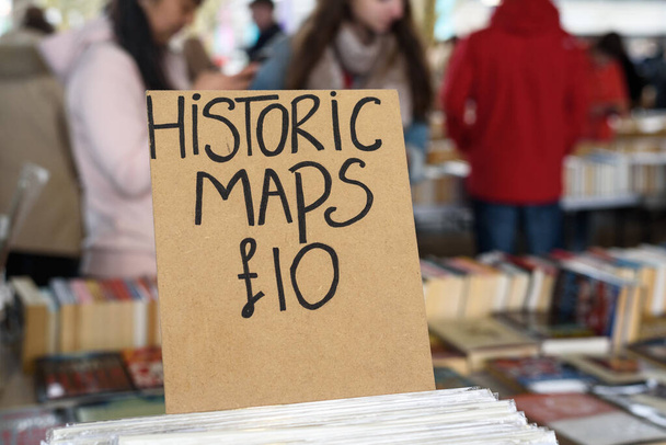 Вывеска, рекламирующая исторические карты для продажи на открытом блошином рынке на лондонском Саутбанке. - Фото, изображение